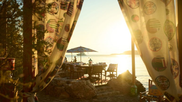 Four Seasons Astir Palace Athènes : Rianna réinvente la plage Zolotas Beach