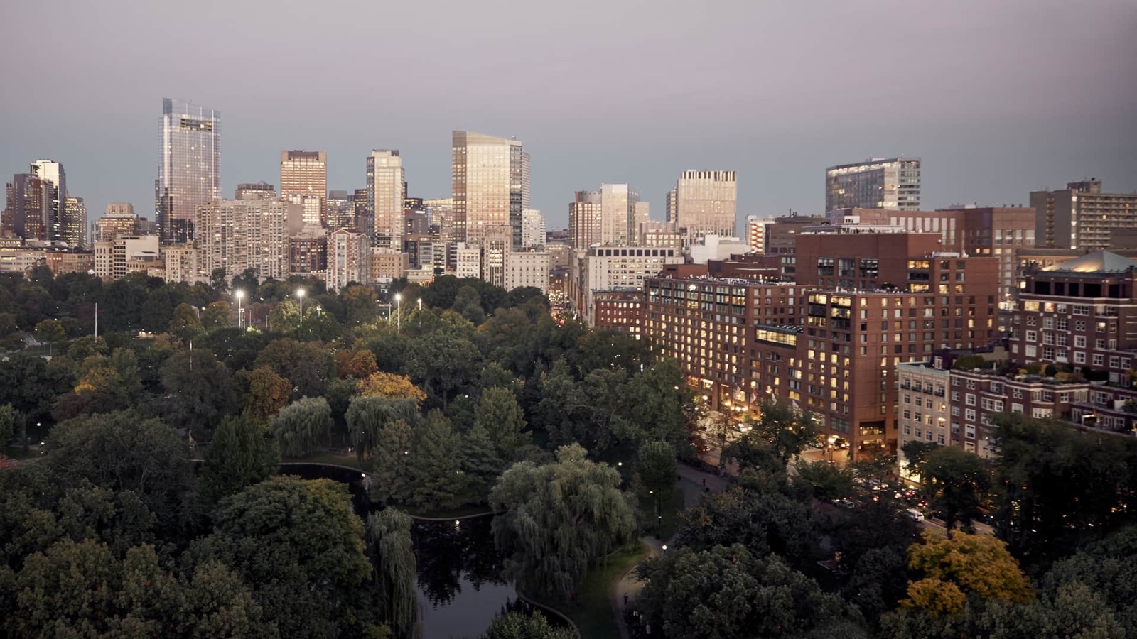 Le Public Garden et la skyline de Boston, face à l'hôtel des Bleus