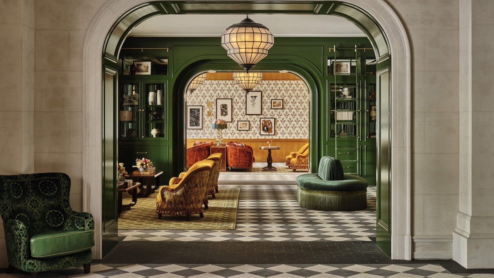 Le salon-bibliothèque aux boiseries vertes du Four Seasons Boston