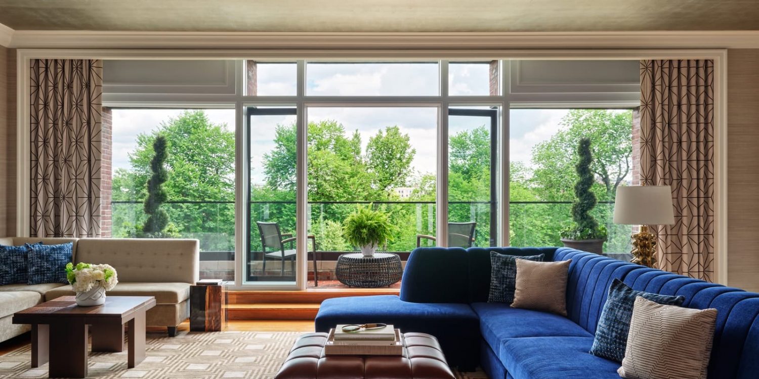 Le salon d'une suite du Four Seasons Boston face au Public Garden