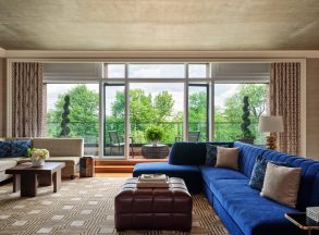 Le salon d'une suite du Four Seasons Boston face au Public Garden