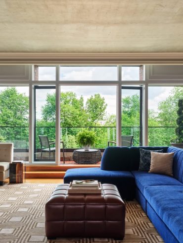 Le salon d'une suite du Four Seasons Boston face au Public Garden
