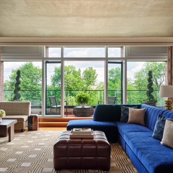 Le salon d'une suite du Four Seasons Boston face au Public Garden
