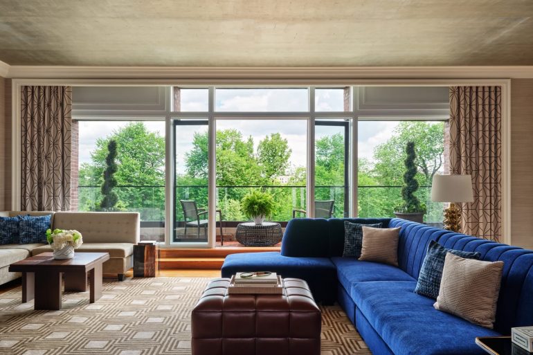 Le salon d'une suite du Four Seasons Boston face au Public Garden