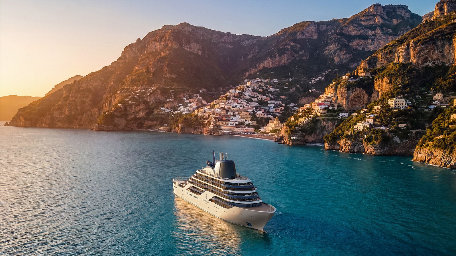 Le yacht-hôtel Four Seasons II au mouillage au large de la côte amalfitaine au coucher du soleil
