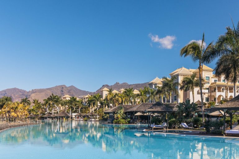 Gran Meliá Palacio de Isora, l'hôtel de la série Oasis sur Netflix, et sa piscine infinie à Tenerife