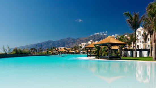 The infinity pool of the Gran Meliá Palacio de Isora in Tenerife