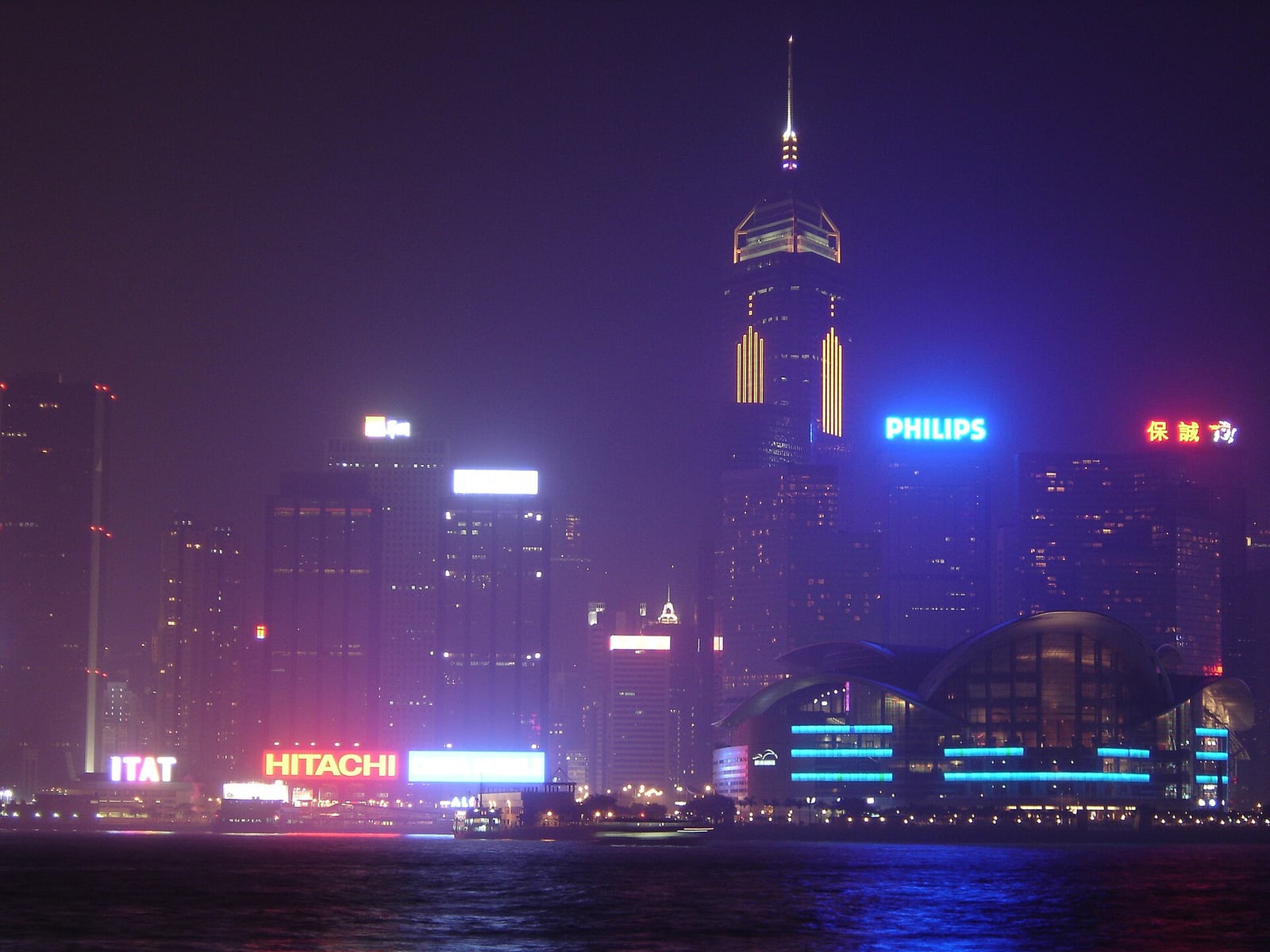 Le front de mer de Victoria Harbour à Hong Kong, où se trouve le meilleur hôtel du monde 2025
