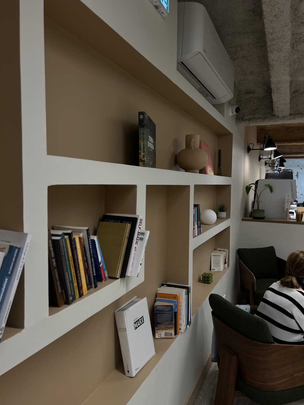 Coin bibliothèque d'un hôtel HOSPYA
