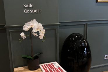 Écran affichant le logo HOSPYA, la passion de l'hospitalité