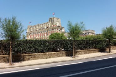 La façade de l'Hôtel du Palais de Biarritz vue depuis l'avenue de l'Impératrice