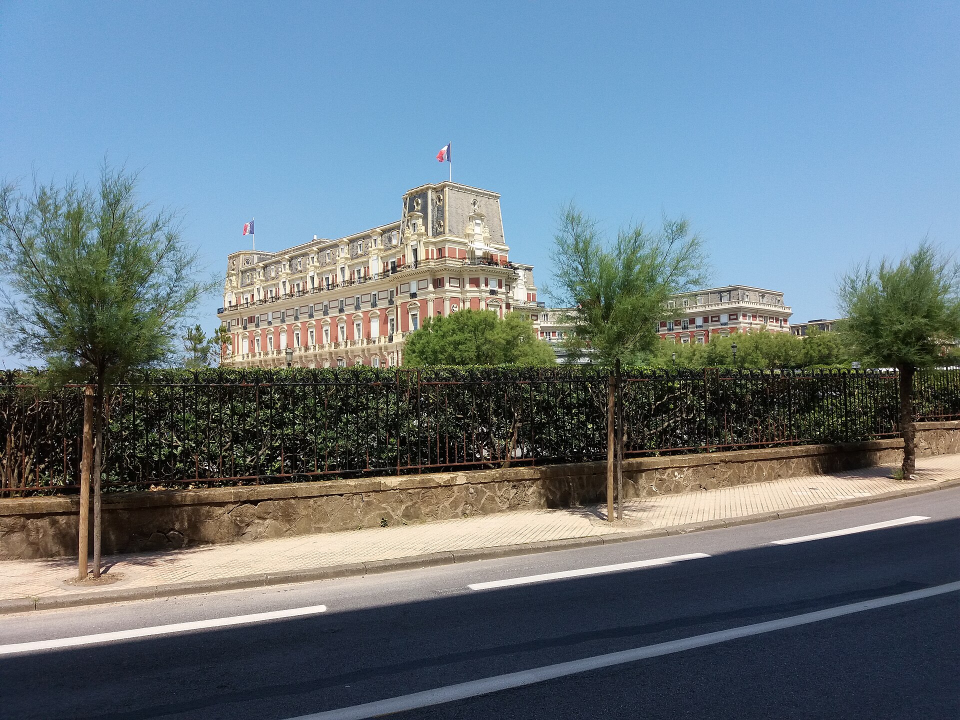 La façade de l'Hôtel du Palais de Biarritz vue depuis l'avenue de l'Impératrice