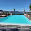 La piscine a debordement du Kube Saint-Tropez face au golfe
