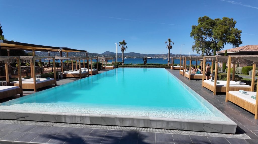 La piscine a debordement du Kube Saint-Tropez face au golfe