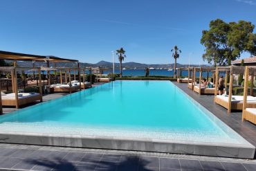 La piscine a debordement du Kube Saint-Tropez face au golfe