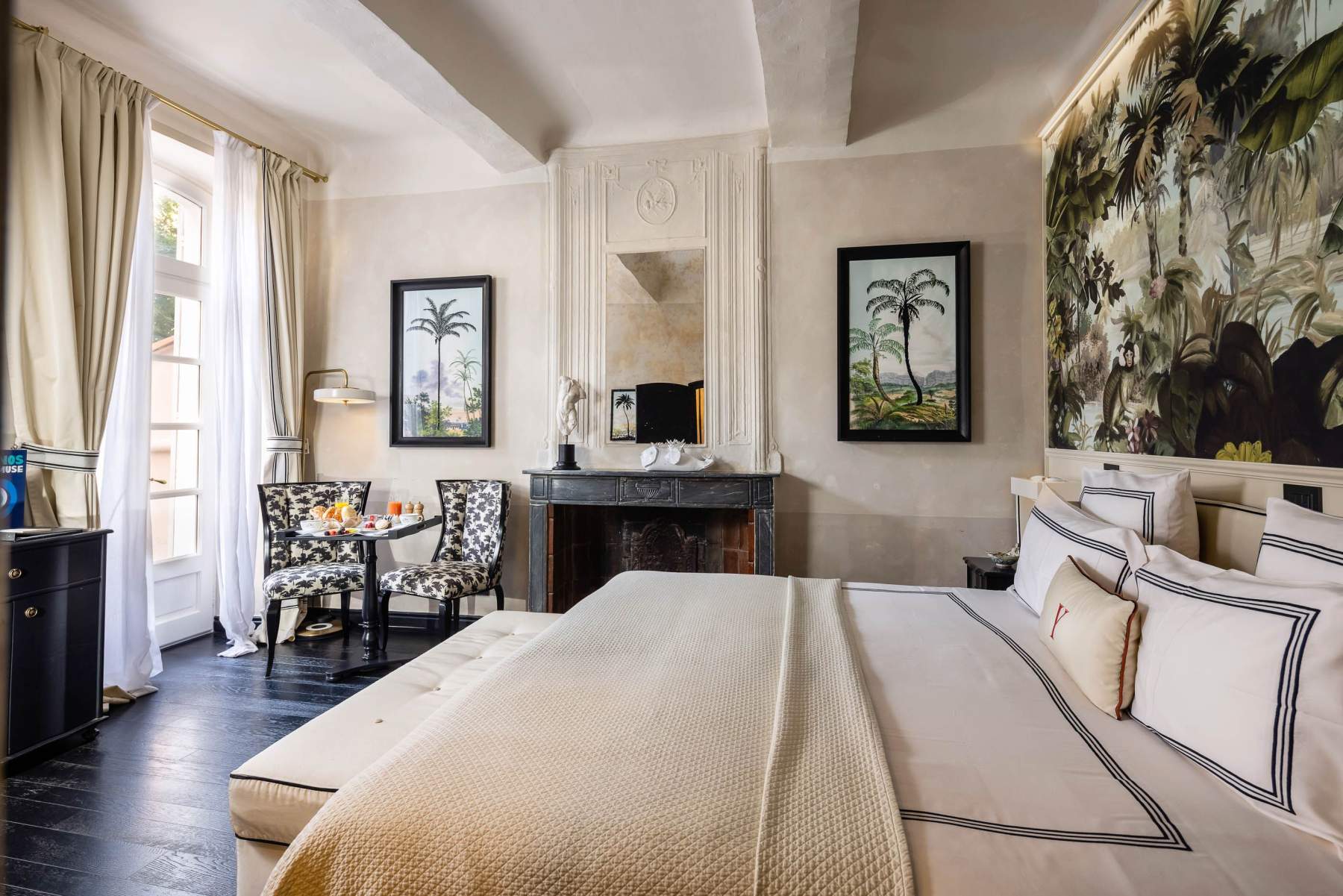 Une chambre de l'hôtel Le Yaca, décor provençal et lit monogrammé