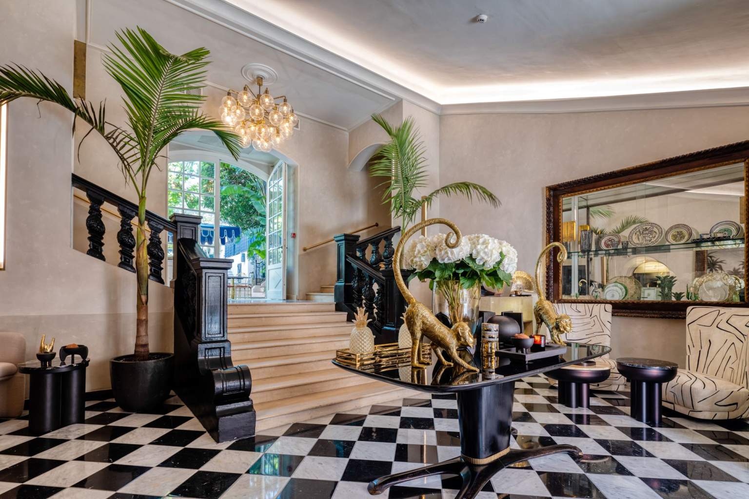 Le hall d'entrée de l'hôtel Le Yaca à Saint-Tropez