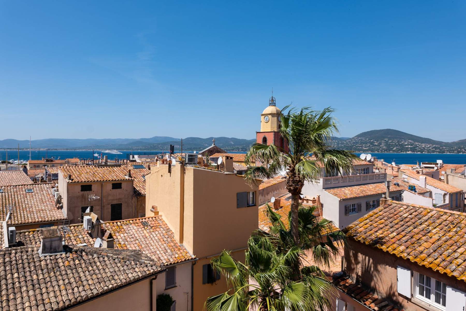 Vue sur les toits et le clocher de Saint-Tropez depuis Le Yaca