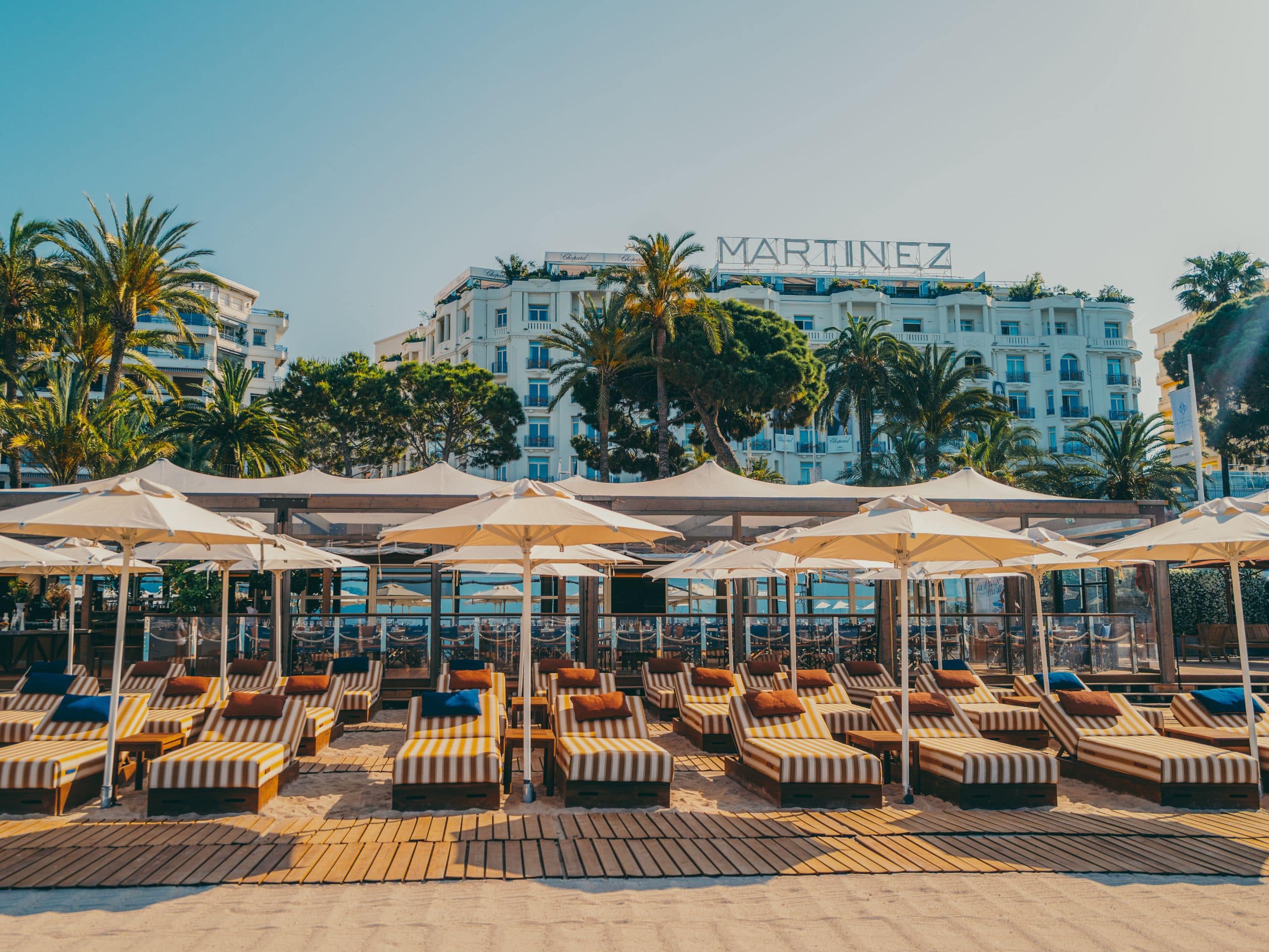 Plage et façade de l'Hôtel Martinez à Cannes