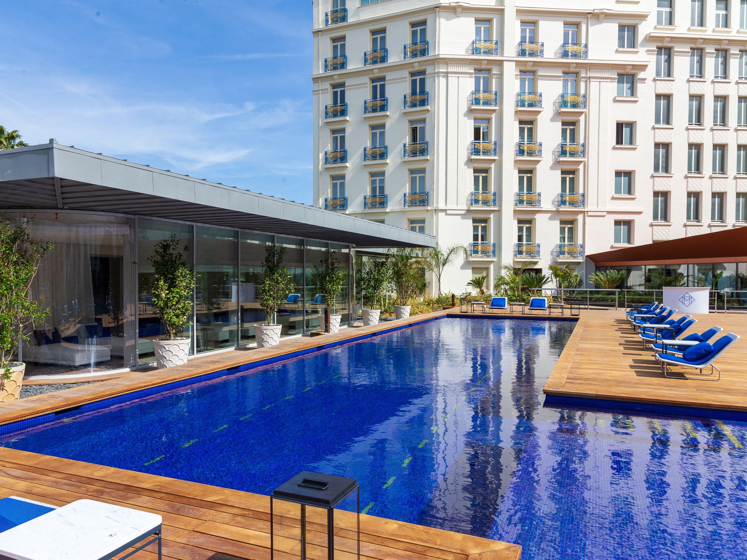 L'espace piscine et détente du spa de l'Hôtel Martinez à Cannes