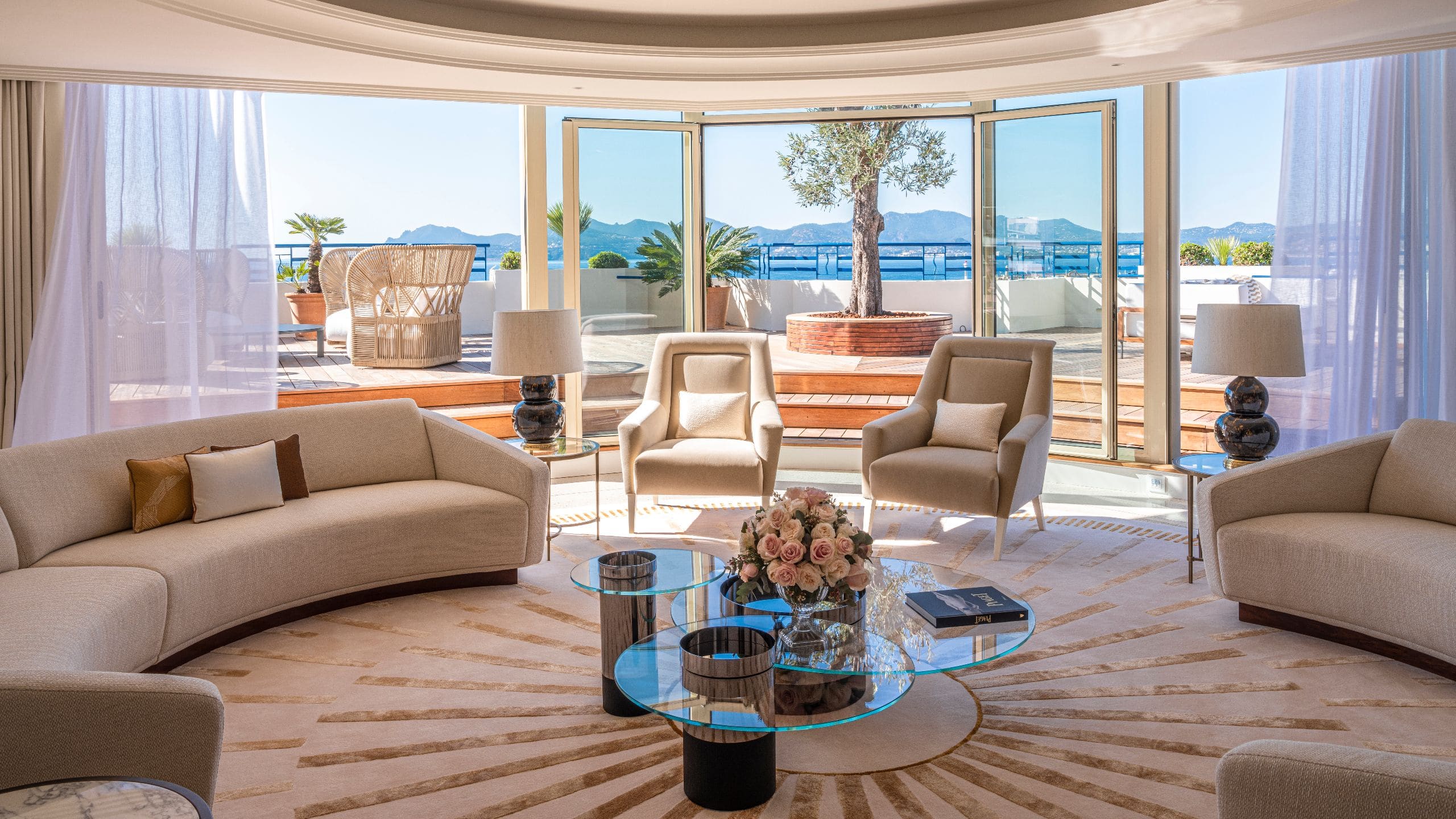 Le salon de la suite penthouse de l'Hôtel Martinez à Cannes
