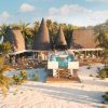 Hôtel Meyyafushi aux Maldives : le restaurant principal et la piscine à débordement face à la plage