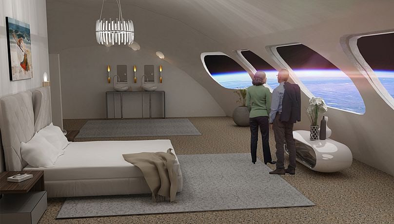 Vue d'artiste d'une chambre d'hôtel orbital de luxe avec baie vitrée panoramique donnant sur la Terre depuis l'espace, lit suspendu et finitions haut de gamme