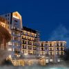 L'Hôtel Royal de l'Évian Resort illuminé la nuit au-dessus de son parcours thermal, au bord du lac Léman