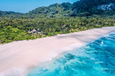 Vue aérienne d'une villa de plage de North Island aux Seychelles