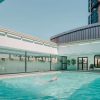 Piscine à toit ouvrant d'un hôtel parisien climatisé avec vue, pendant la canicule