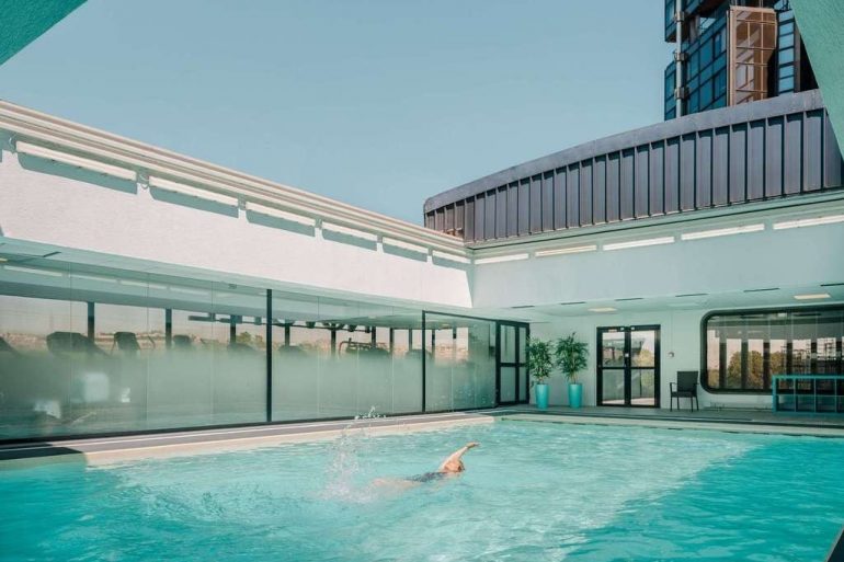 Piscine à toit ouvrant d'un hôtel parisien climatisé avec vue, pendant la canicule