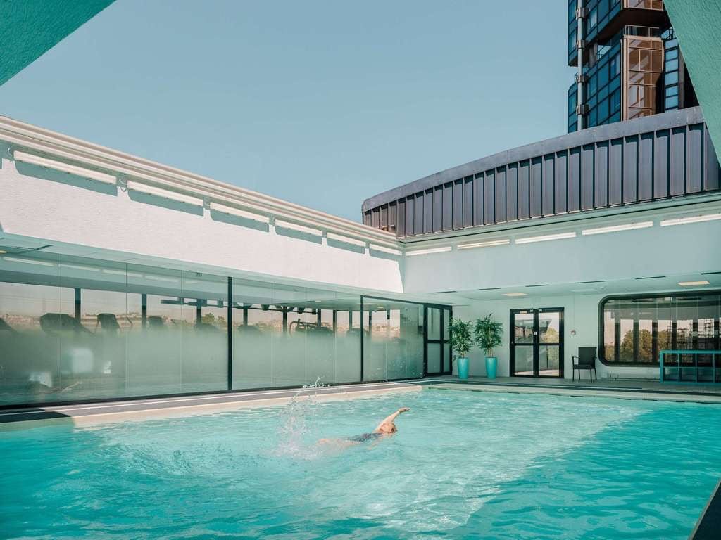 Canicule à Paris : où dormir au frais sans payer un palace (hôtels climatisés avec piscine)