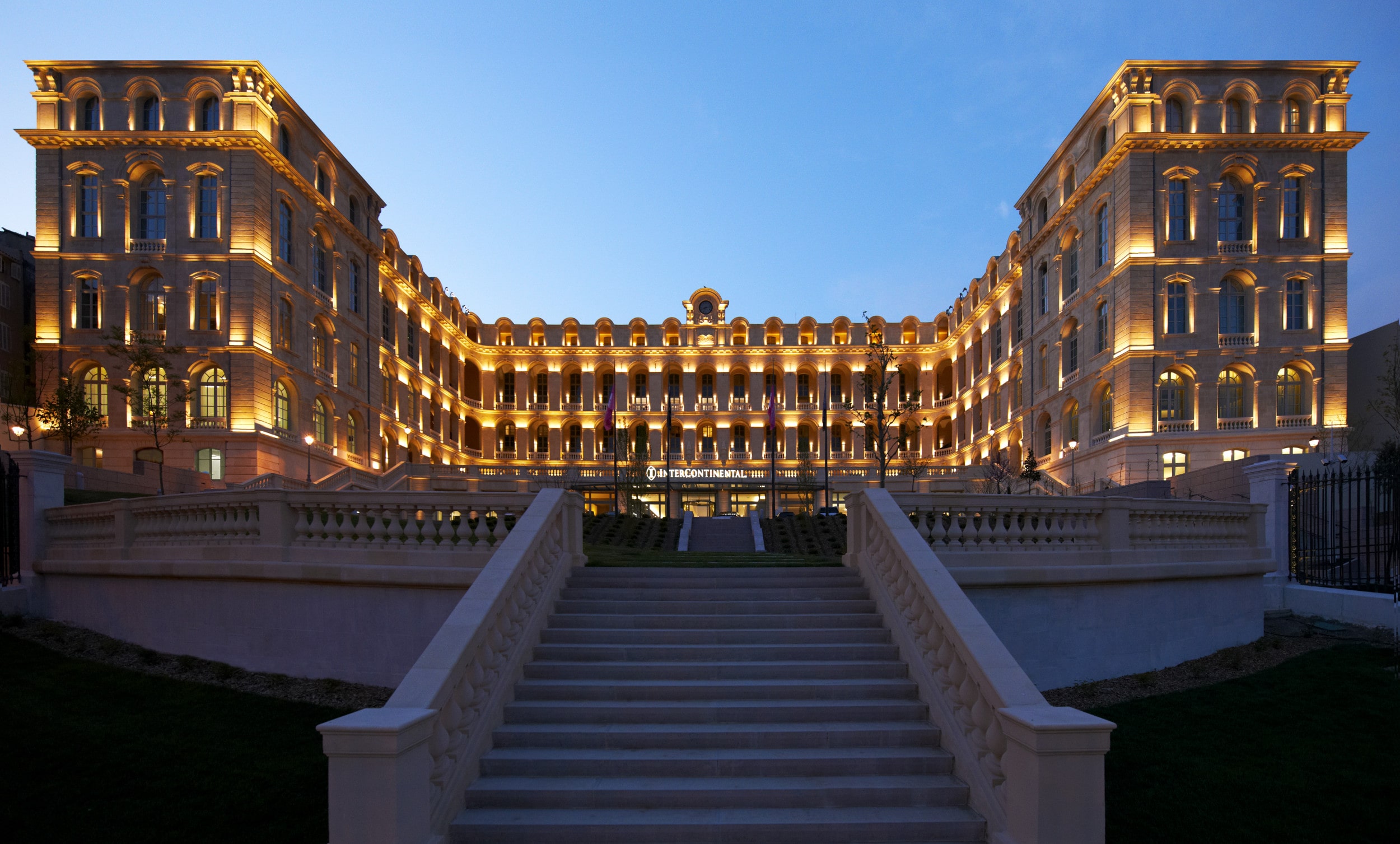La façade monumentale de l'InterContinental Marseille - Hôtel-Dieu