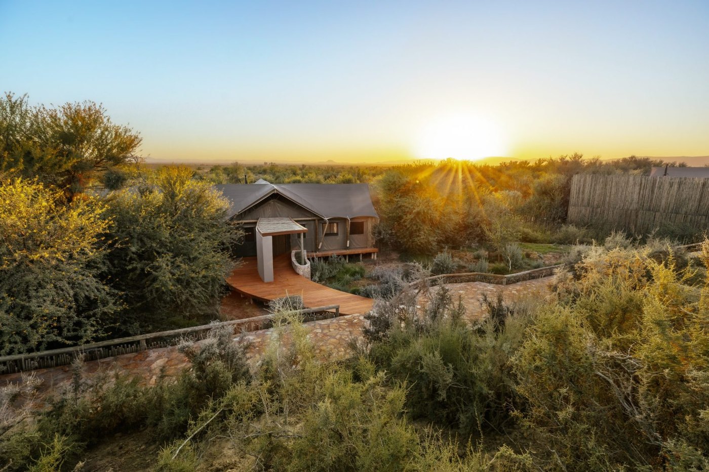 Le Kuganha Luxury Tented Lodge au coucher de soleil dans la réserve, près du Cap, Afrique du Sud.