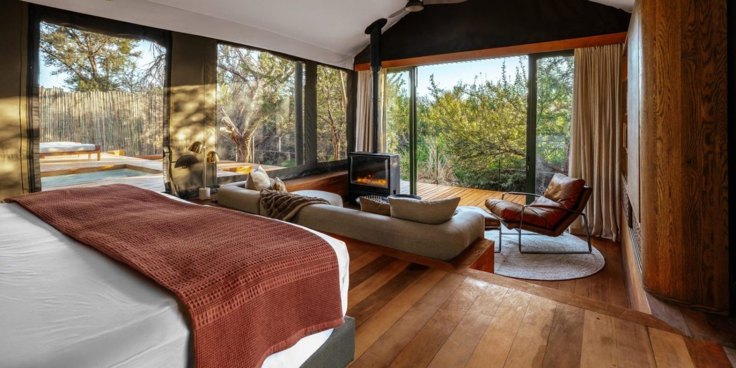 Suite sous tente du Kuganha Luxury Tented Lodge avec piscine privée et vue sur la réserve, près du Cap.