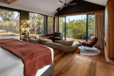 Suite sous tente du Kuganha Luxury Tented Lodge avec piscine privée et vue sur la réserve, près du Cap.