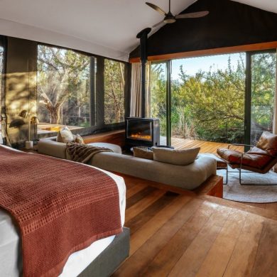Suite sous tente du Kuganha Luxury Tented Lodge avec piscine privée et vue sur la réserve, près du Cap.