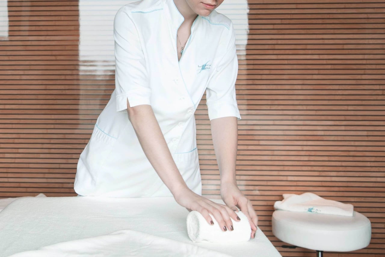 Soin spa signature Lefay avec peignoir blanc, protocole Lefay SPA Method