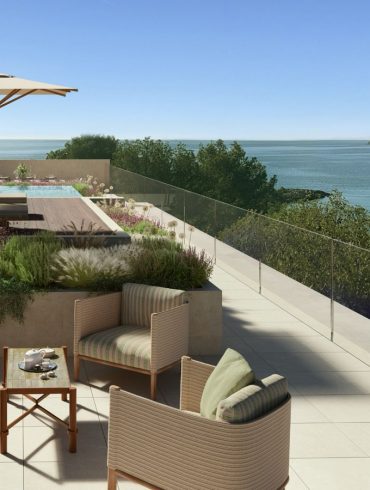Terrasse d'une suite penthouse du Mandarin Oriental Punta Negra, Majorque, avec piscine privée et vue sur la Méditerranée