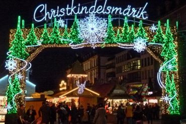 Le marché de Noël de Strasbourg (Christkindelsmärik) illuminé la nuit