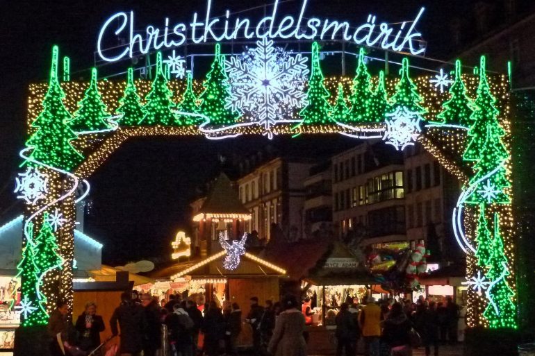 Le marché de Noël de Strasbourg (Christkindelsmärik) illuminé la nuit