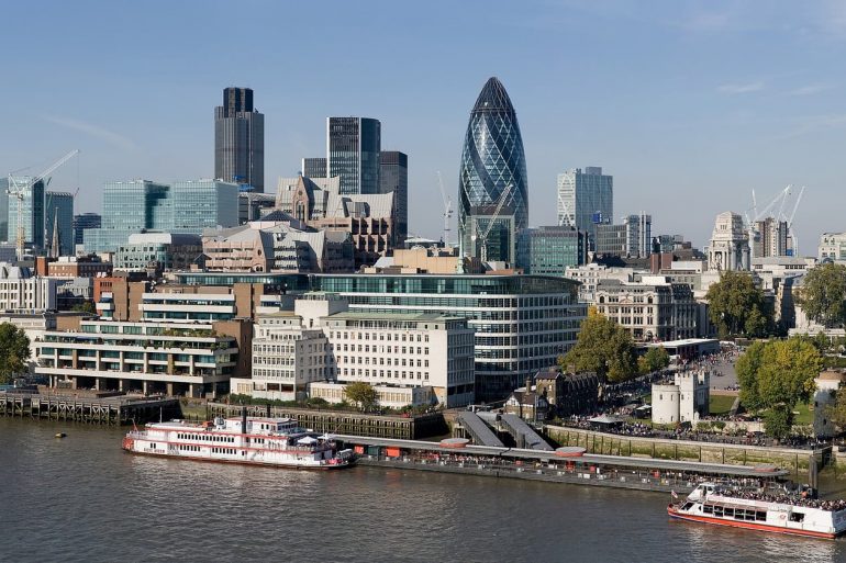 La skyline de Londres au bord de la Tamise