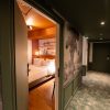 Couloir rénové du Mercure Paris Bastille Marais ouvrant sur une chambre