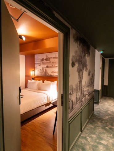 Couloir rénové du Mercure Paris Bastille Marais ouvrant sur une chambre