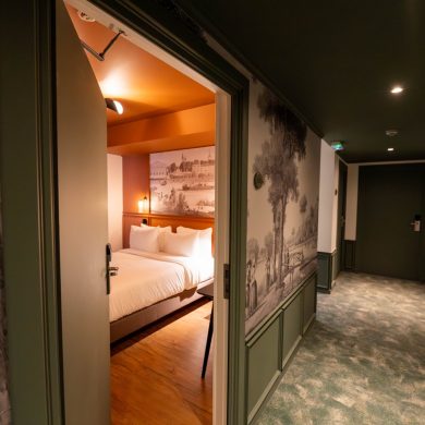 Couloir rénové du Mercure Paris Bastille Marais ouvrant sur une chambre