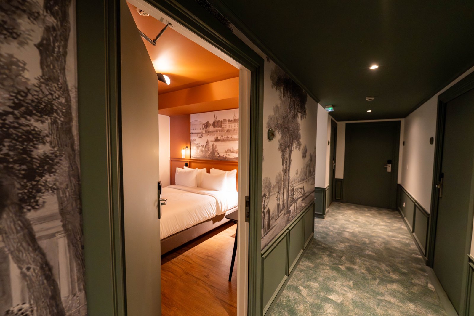 Couloir rénové du Mercure Paris Bastille Marais ouvrant sur une chambre