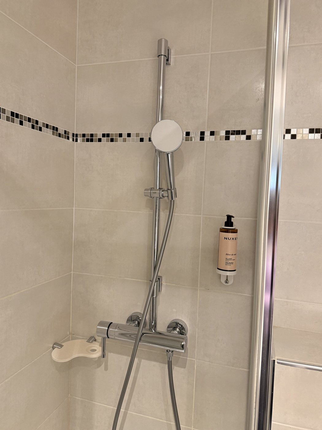 Salle de bains rénovée du Mercure Paris Bastille Marais