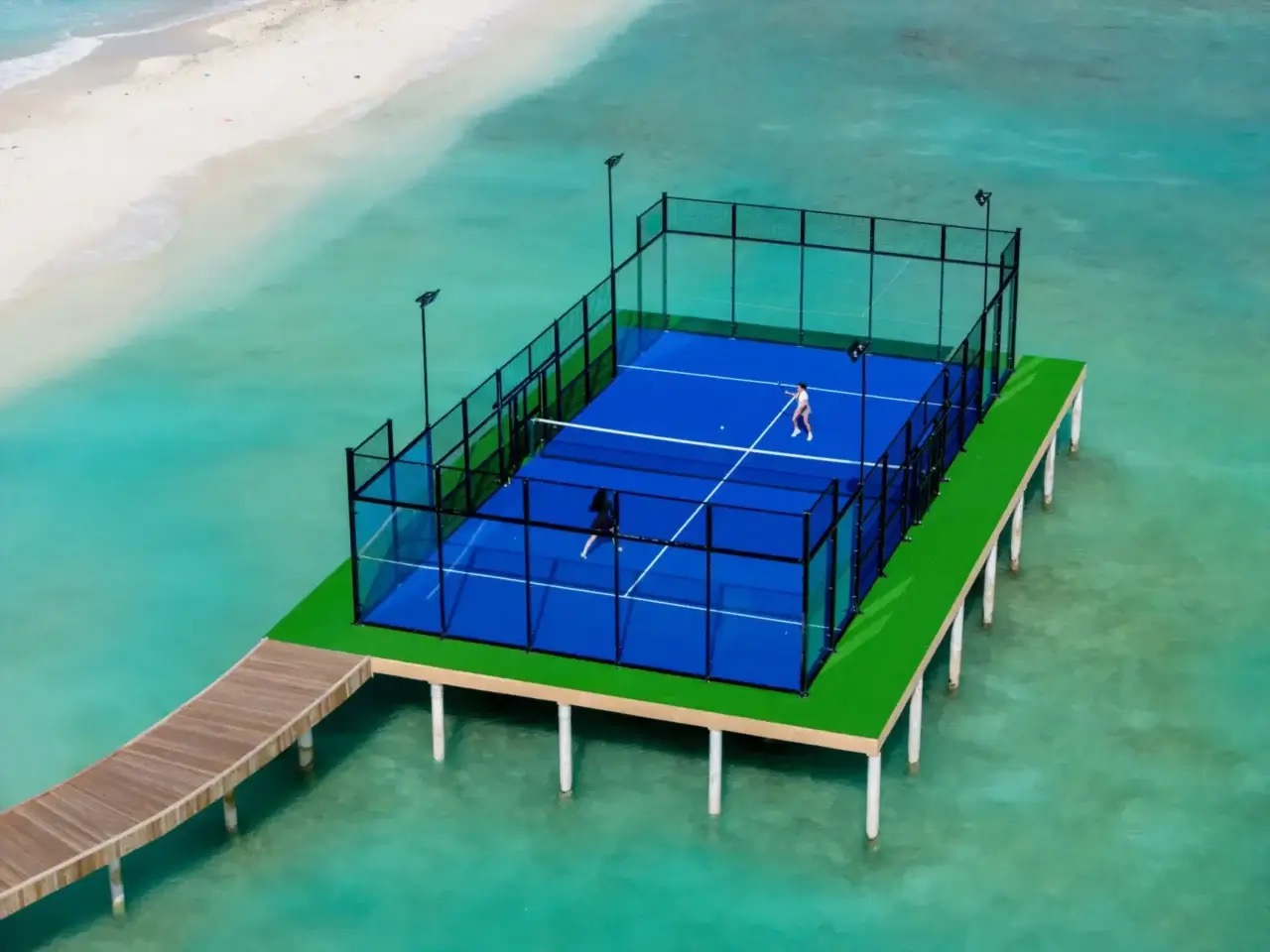 Le premier court de padel posé sur l'océan aux Maldives, au Meyyafushi