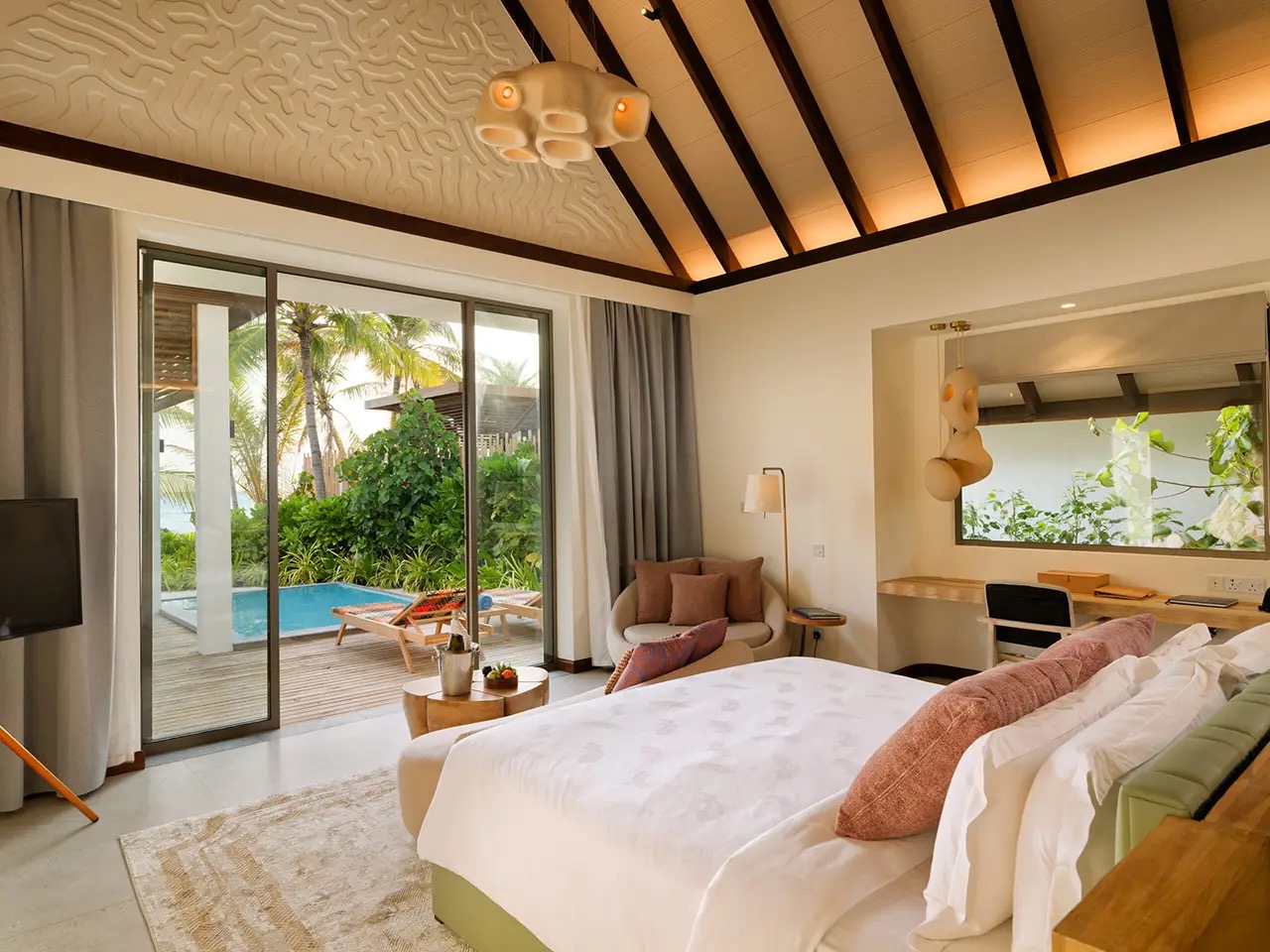 Chambre d'une villa du Meyyafushi ouverte sur sa piscine privée