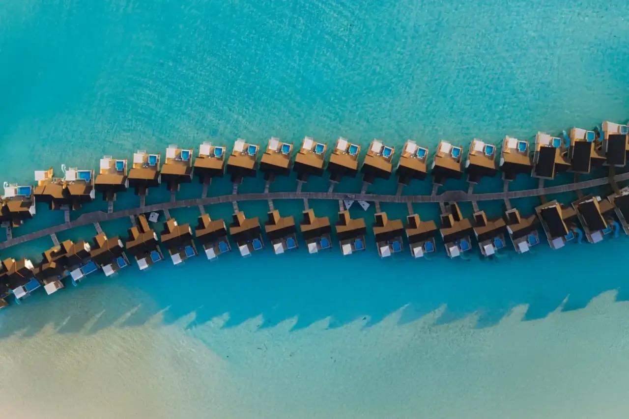 Vue aérienne des villas sur pilotis du Meyyafushi, atoll de Lhaviyani aux Maldives